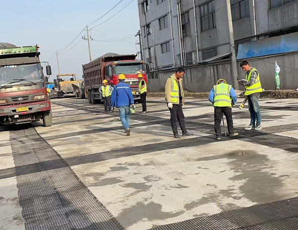 新郑老材料的新故事：玻璃纤维土工格栅如何在‘白改黑’浪潮中重获新生？